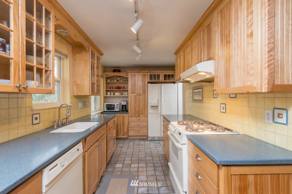23226 Kingsbury Road Southwest Vashon, WA 98070 - Photo 6 of 24 Gallery Image 6