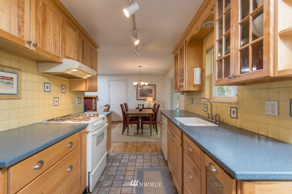 23226 Kingsbury Road Southwest Vashon, WA 98070 - Photo 8 of 24 Gallery Image 8