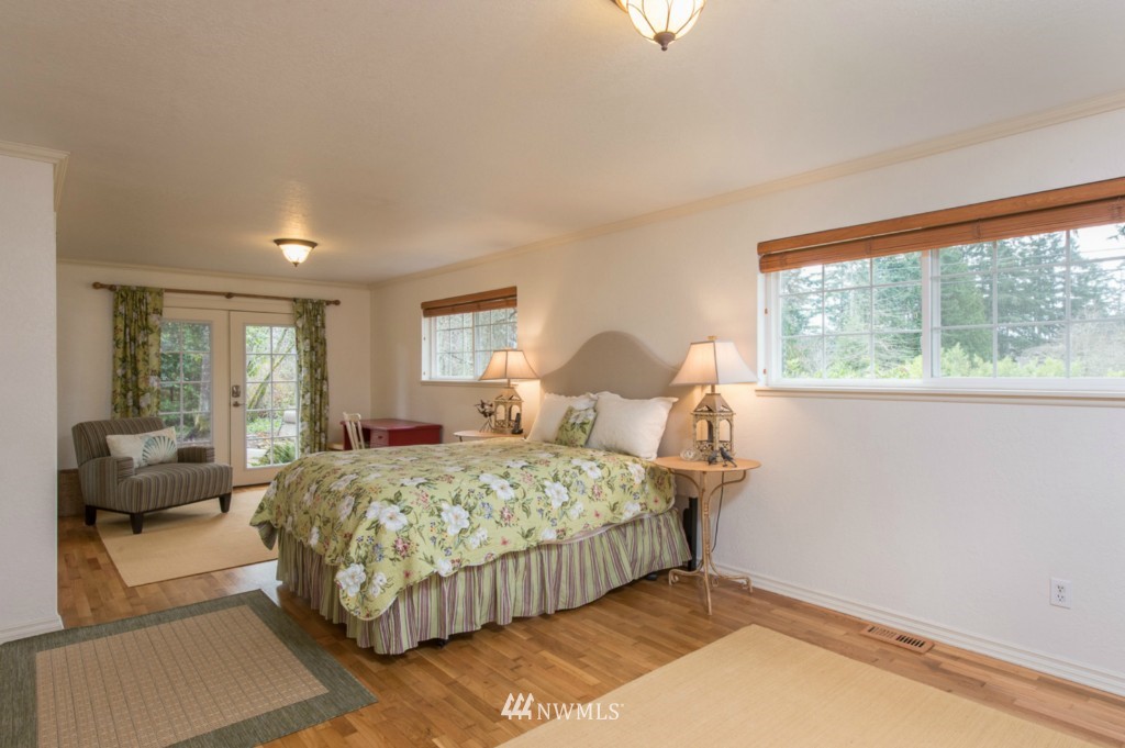 23226 Kingsbury Road Southwest Vashon, WA 98070 - Photo 9 of 24 Gallery Image 9