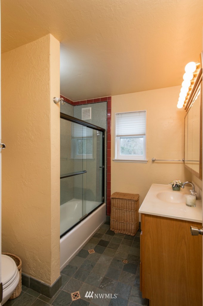 23226 Kingsbury Road Southwest Vashon, WA 98070 - Photo 10 of 24 Gallery Image 10