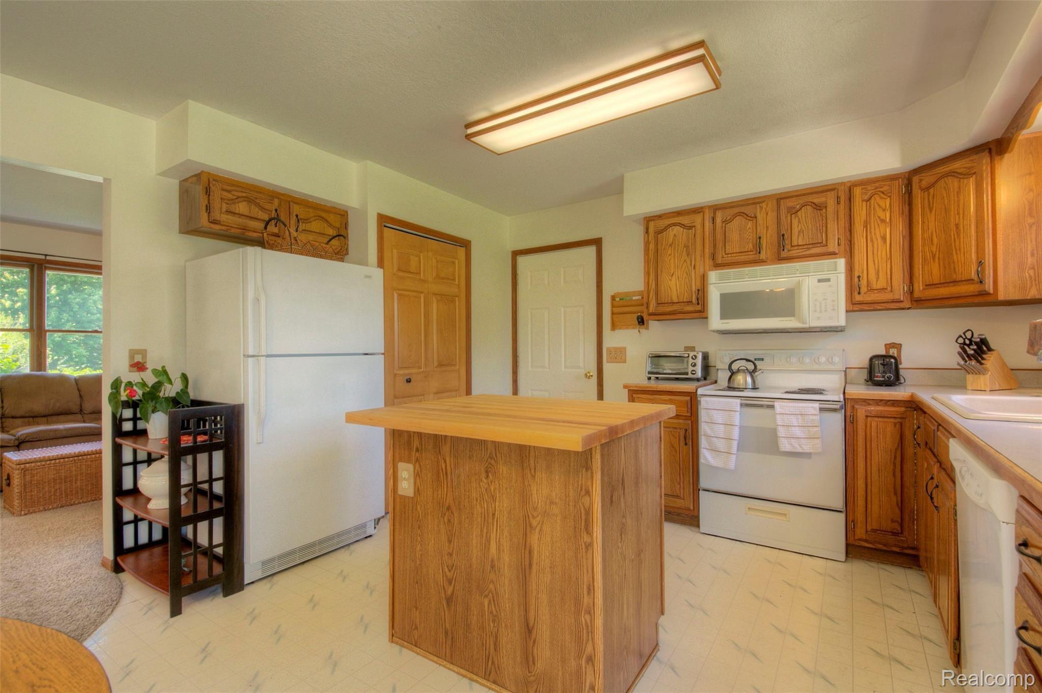 1210 Shell Street Fenton, MI 48430 - Photo 11 of 38 plenty of cupboards.jpg