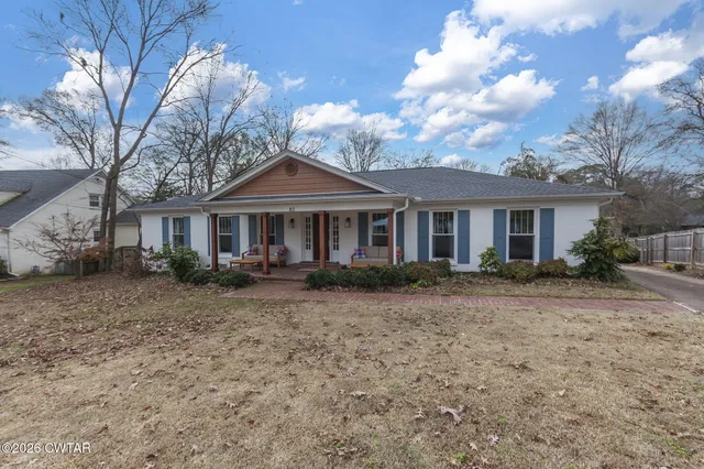 a front view of a house with yard porch and livingroom