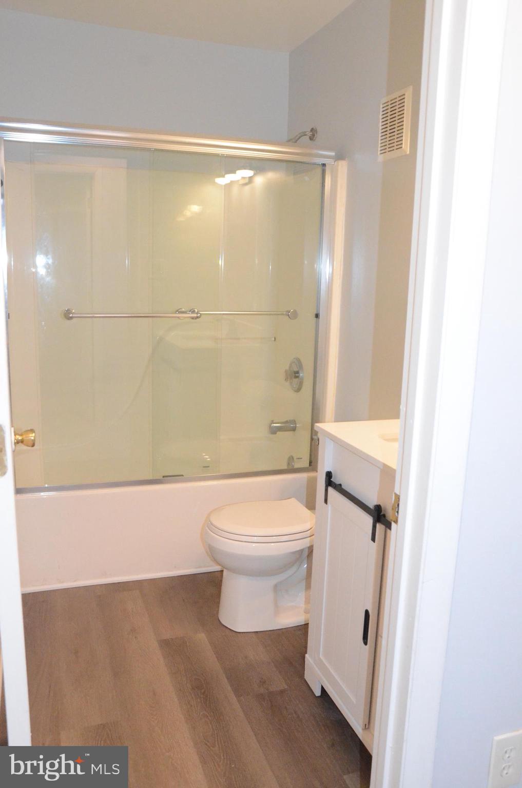 521 Epsom Road, Unit 2D Towson, MD 21286 - Photo 19 of 28 New tub shower doors Very refreshed