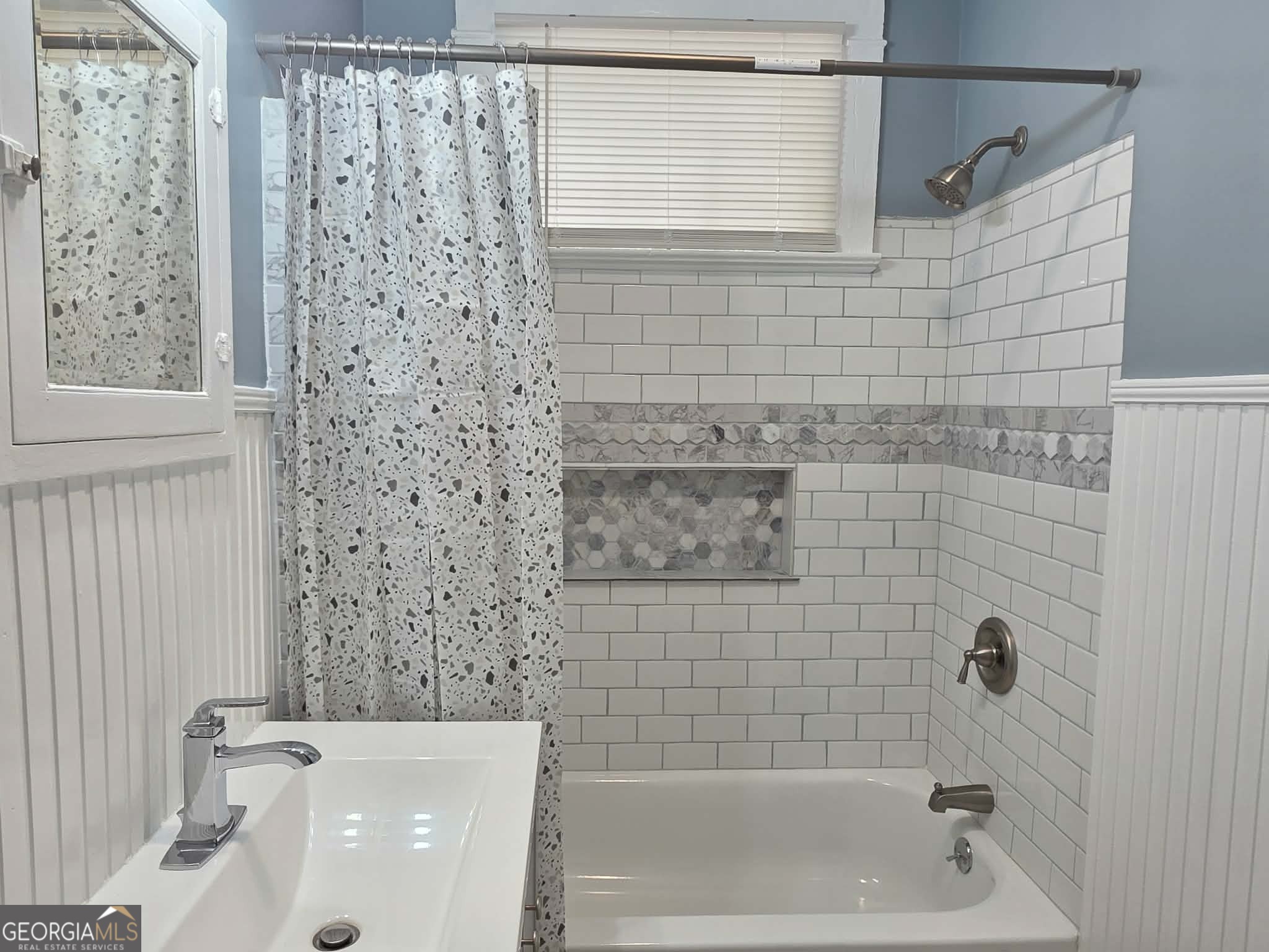 404 West Gordon Street Thomaston, GA 30286 - Photo 20 of 26 a bathroom with a shower and a bathtub