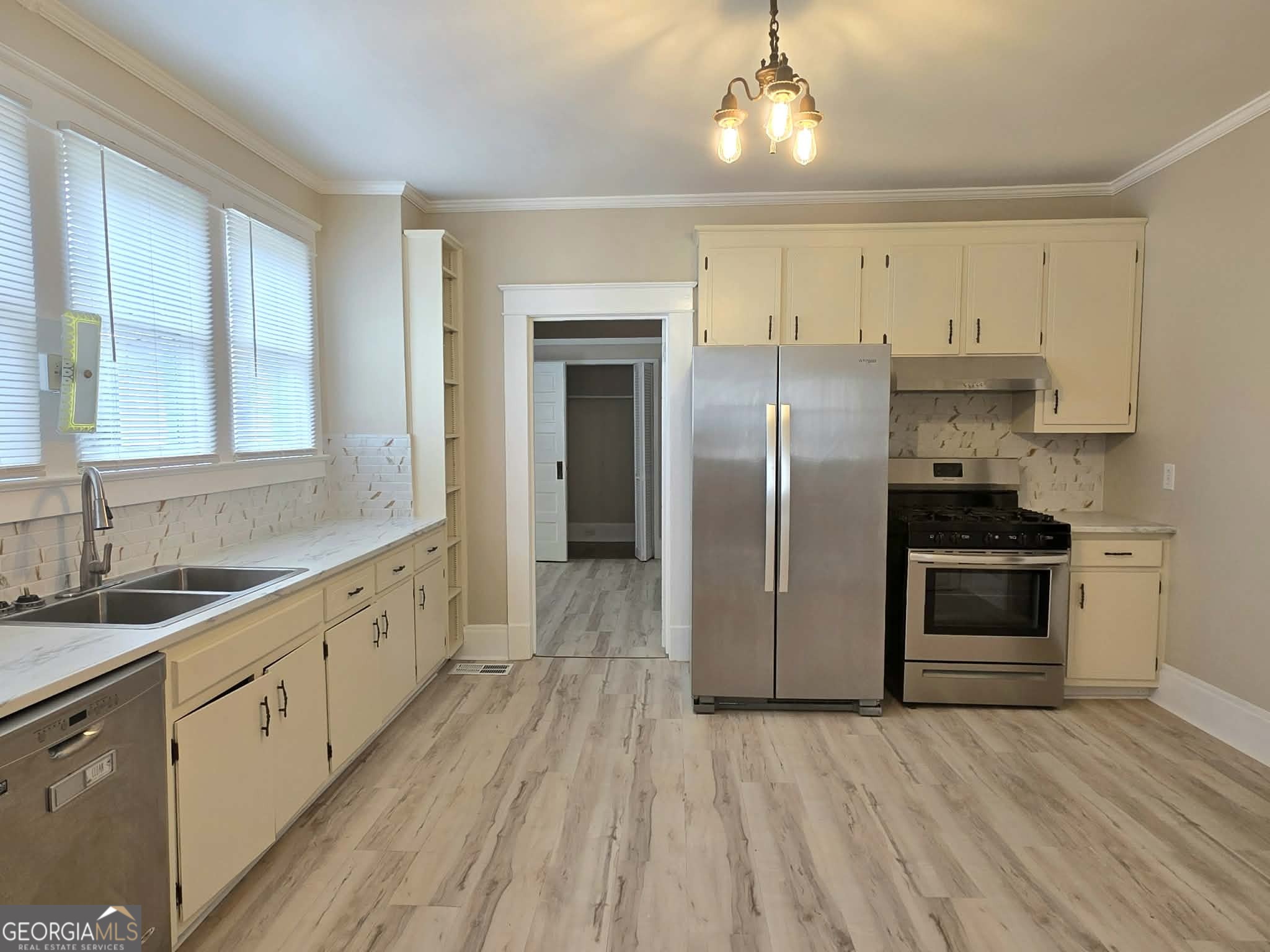 404 West Gordon Street Thomaston, GA 30286 - Photo 10 of 26 a kitchen with granite countertop a refrigerator and a sink