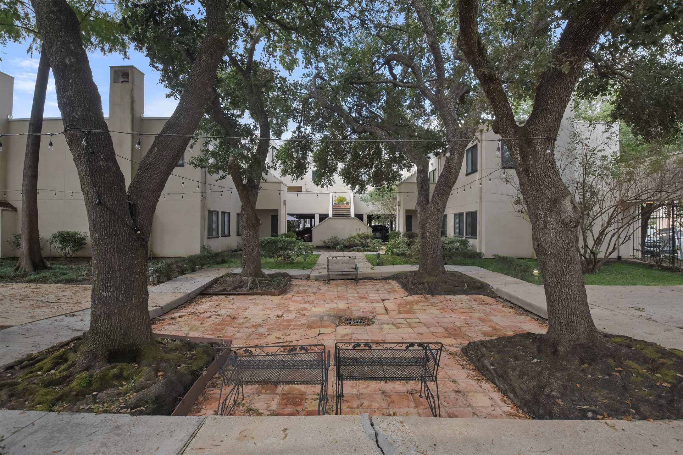 402 Tuam Street, Unit 2 Houston, TX 77006 - Photo 33 of 39 This is a beautiful place to sit and enjoy the fall weather!