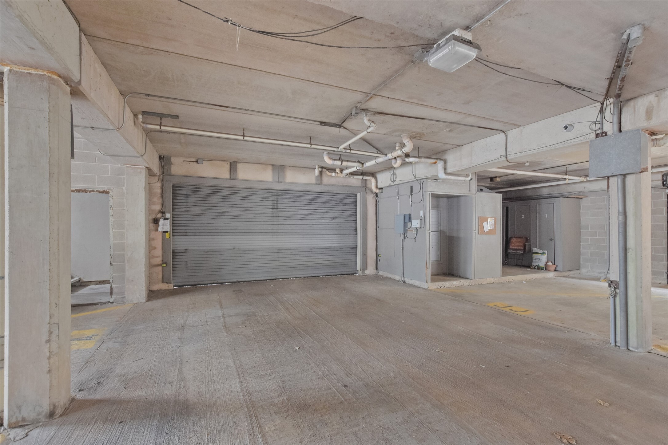 402 Tuam Street, Unit 2 Houston, TX 77006 - Photo 36 of 39 Automatic garage door.