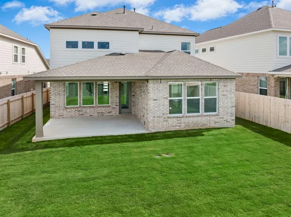 a view of a house with backyard and garden