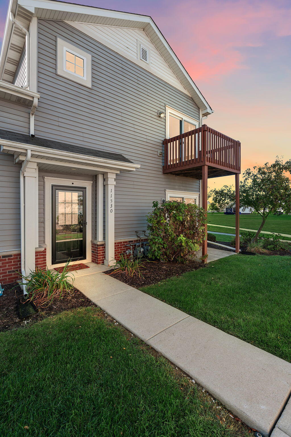 a view of a house with backyard and garden