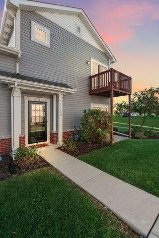 a view of a house with backyard and garden