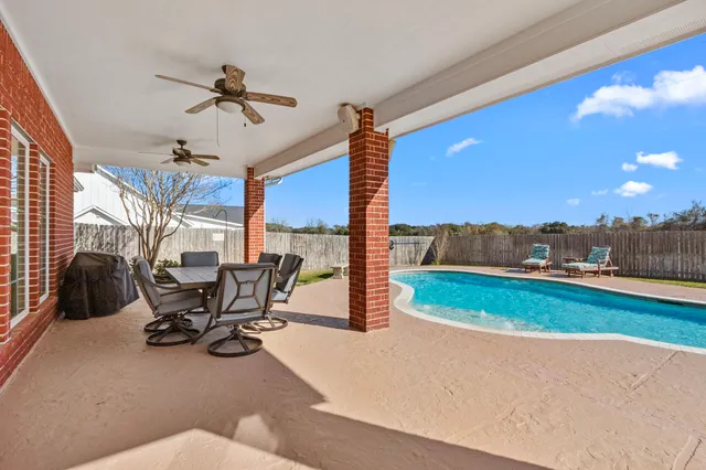a view of a livingroom with furniture and a ceiling fan