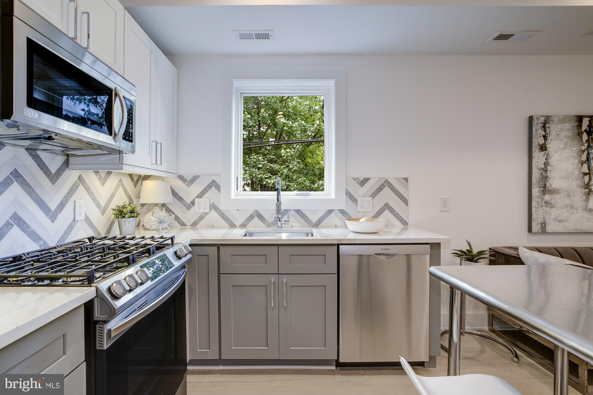 2429 Ontario Road Northwest, Unit 3 Washington, DC 20009 - Photo 4 of 11 gas cooking