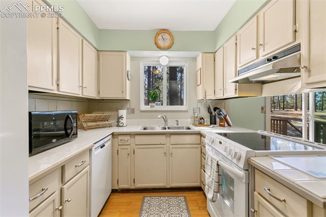 8075 Cyprus Road Colorado Springs, CO 80908 - Photo 8 of 40