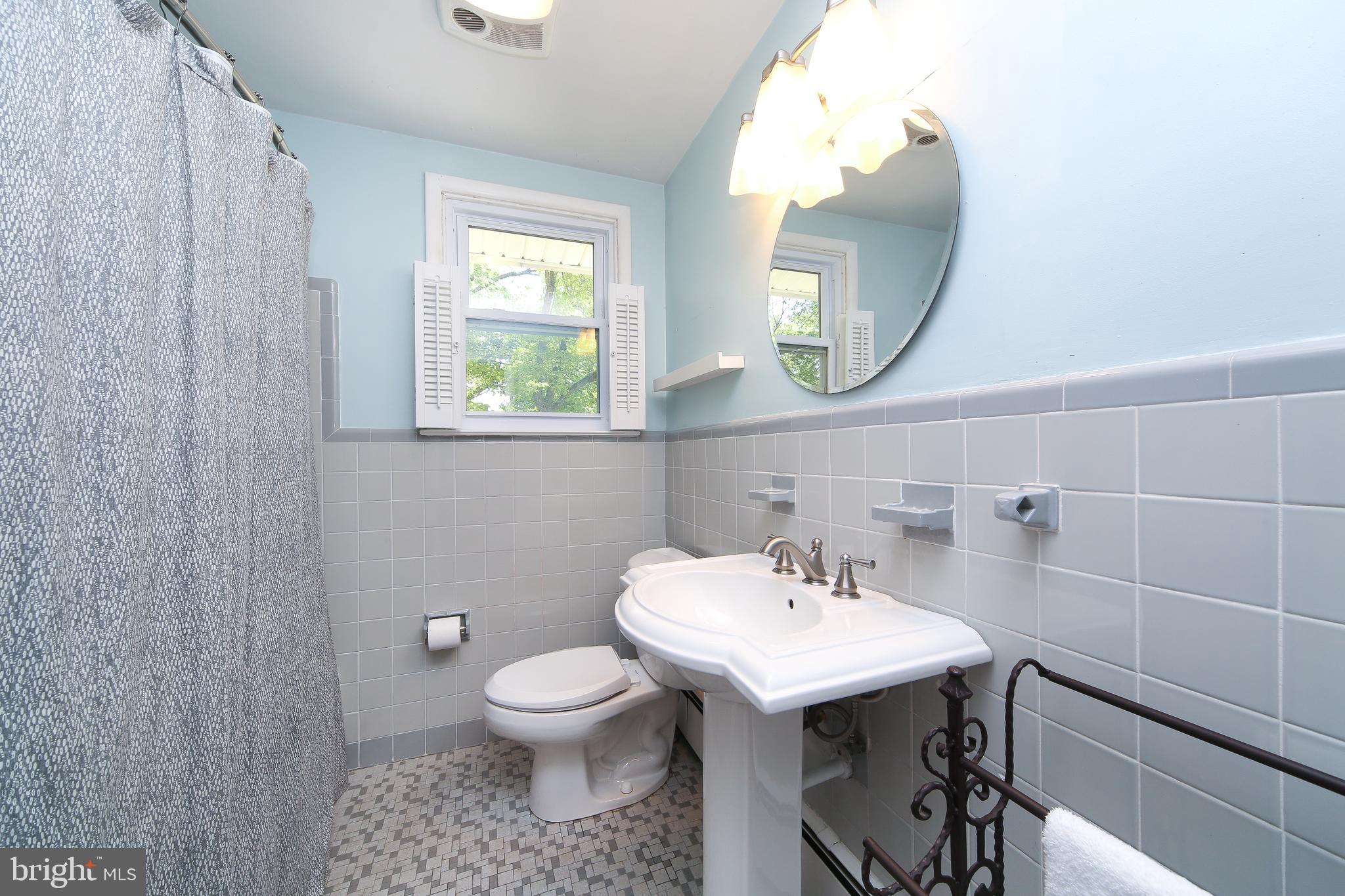 51 Mallard Road Holland, PA 18966 - Photo 13 of 20 Second Full Bathroom with Bathtub/Shower