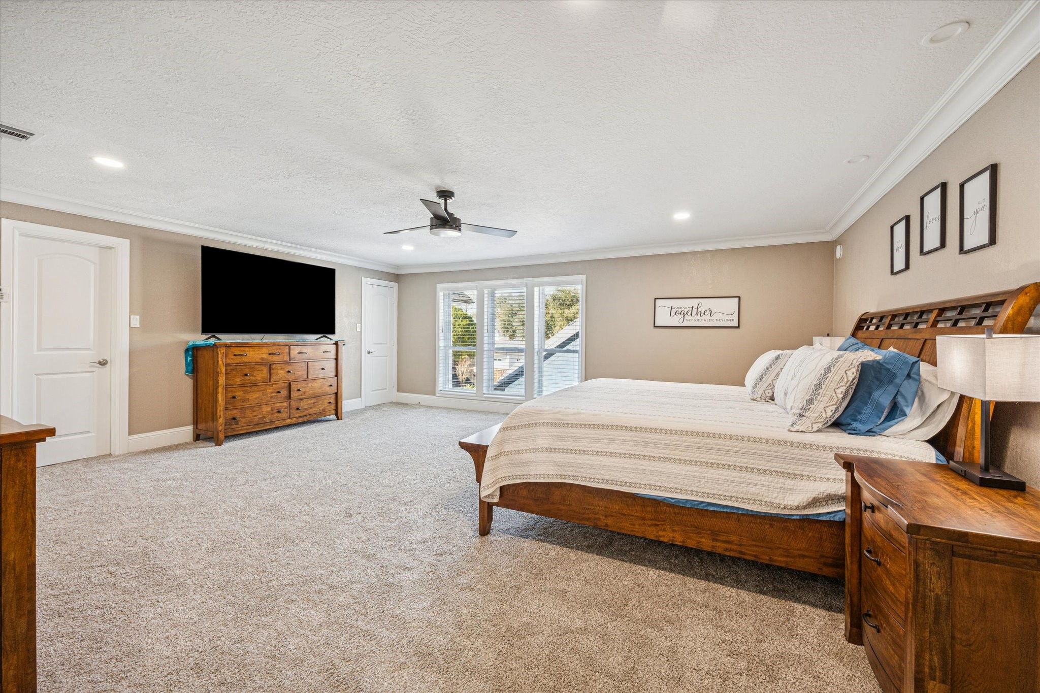 830 Silvergate Drive Houston, TX 77079 - Photo 20 of 38 a spacious bedroom with a bed and a flat screen tv