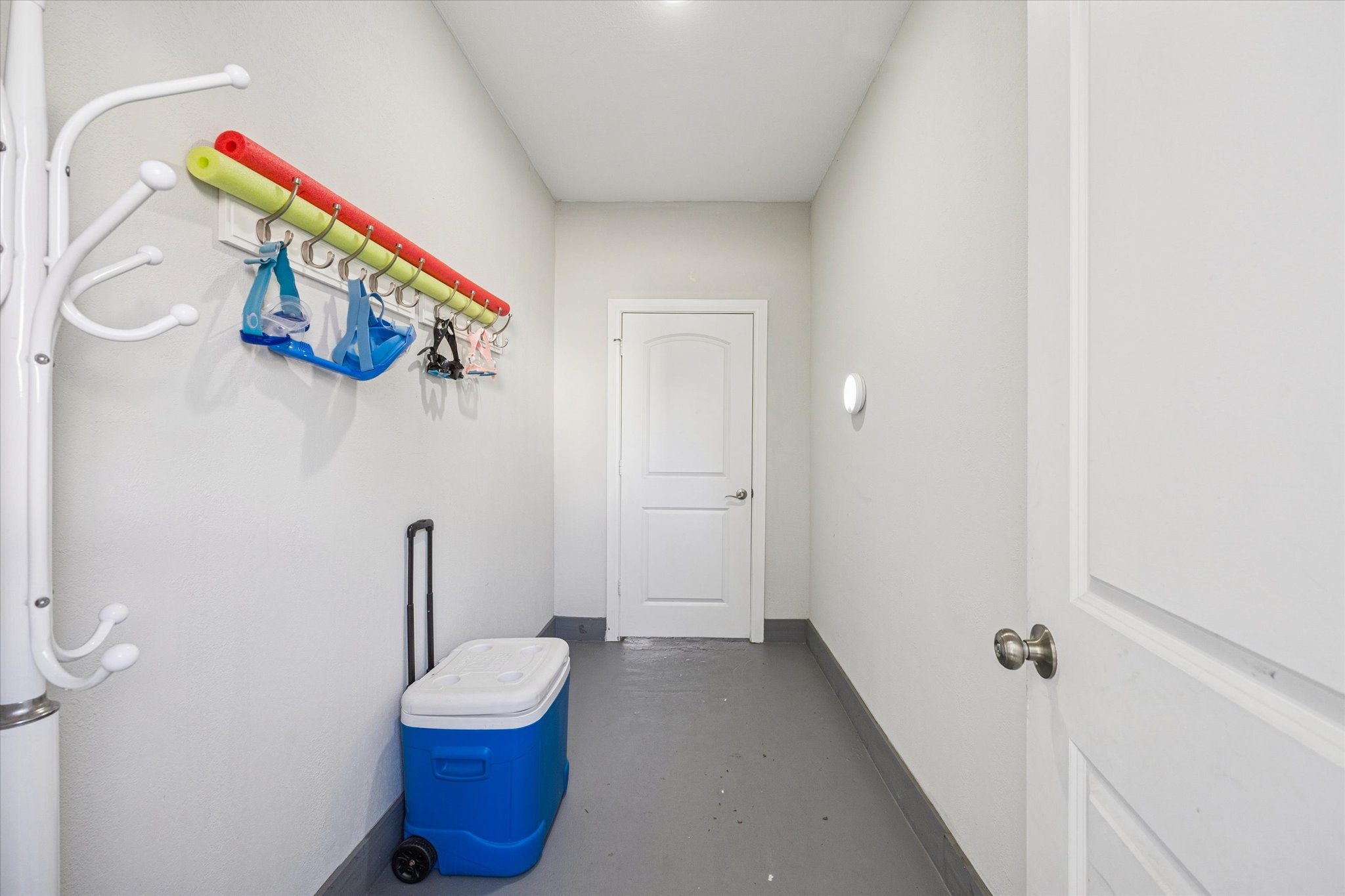 830 Silvergate Drive Houston, TX 77079 - Photo 32 of 38 a bathroom with a sink and a mirror