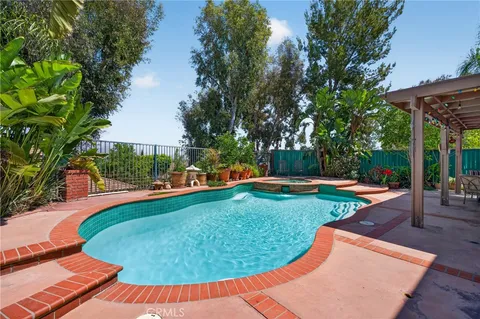 $999,999 | 12312 Edgecliff Avenue, Sylmar, CA 91342