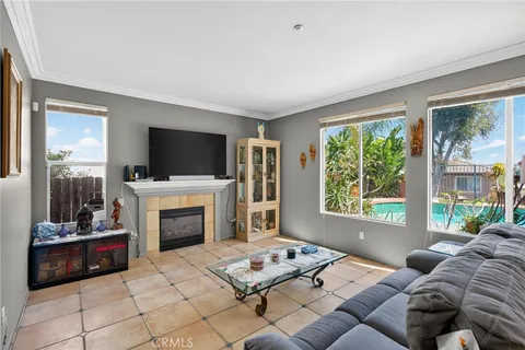 $999,999 | 12312 Edgecliff Avenue, Sylmar, CA 91342