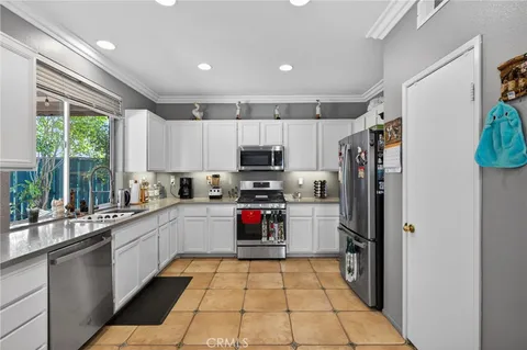 $999,999 | 12312 Edgecliff Avenue, Sylmar, CA 91342