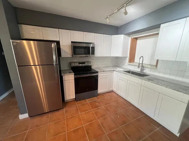 $2,195 | 300 83rd Avenue North, St. Petersburg, FL 33702