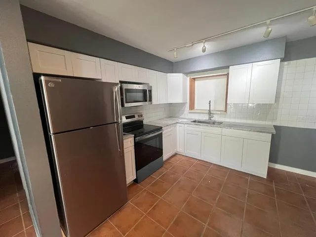 $2,195 | 300 83rd Avenue North, St. Petersburg, FL 33702