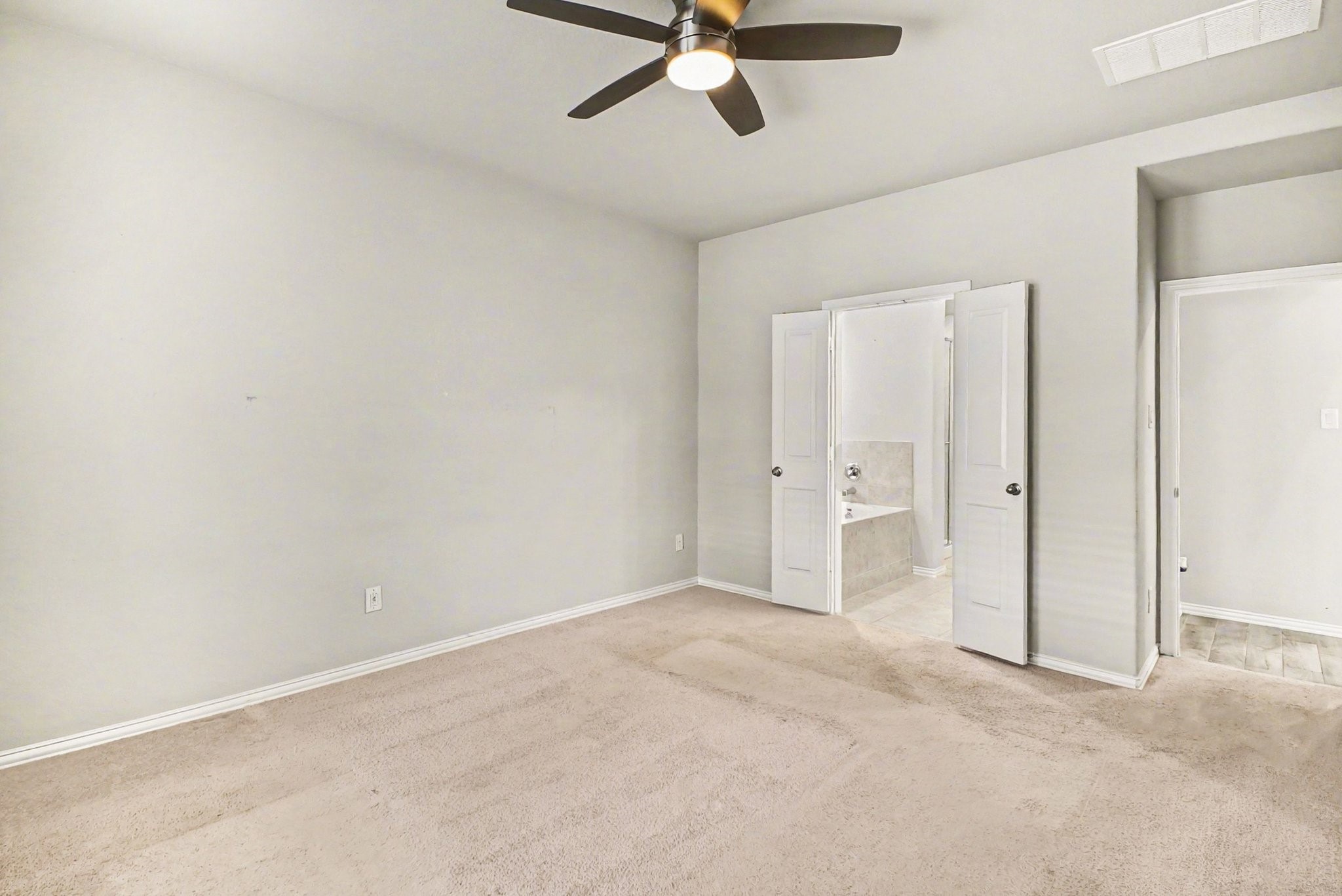 10602 Wagner Street Rosharon, TX 77583 - Photo 13 of 35 an empty room with closet and windows
