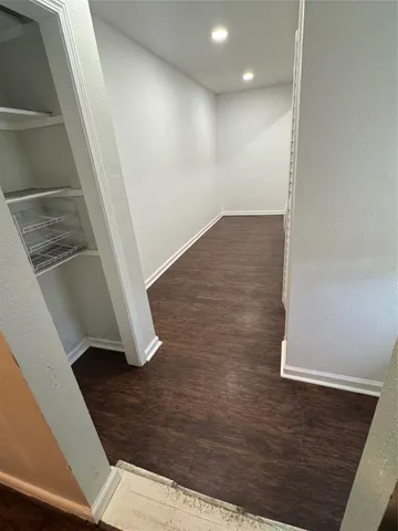 en empty room with wooden floor