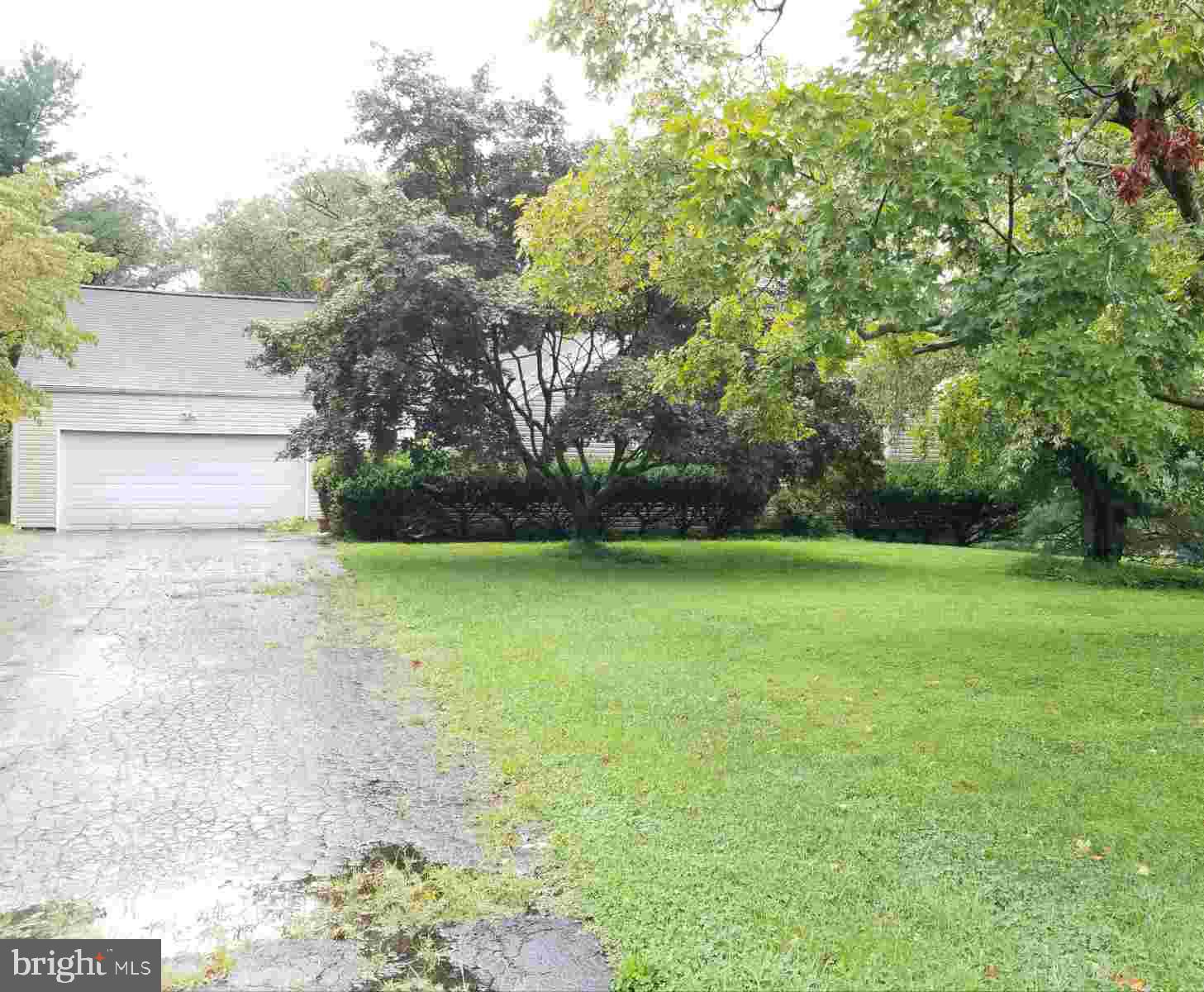 a view of yard with green space