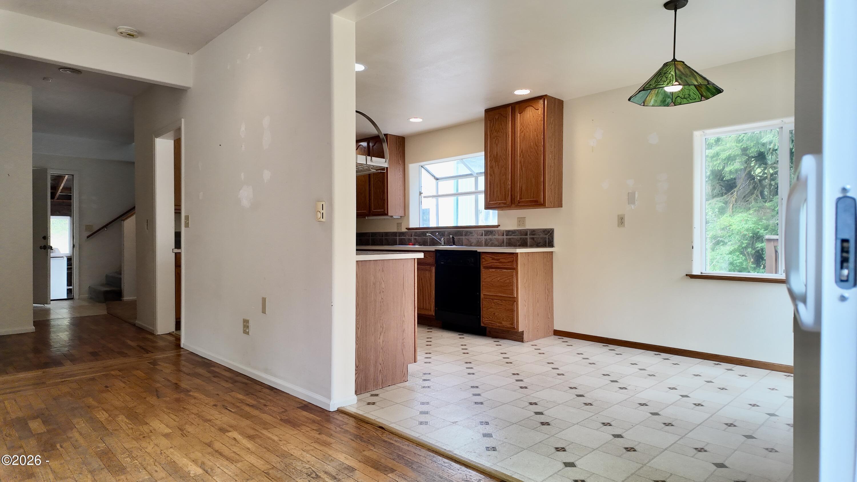 527 Southeast John Nye Road Newport, OR 97365 - Photo 12 of 36 Gallery Image 12