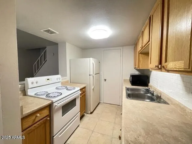 a kitchen that has a stove and a refrigerator
