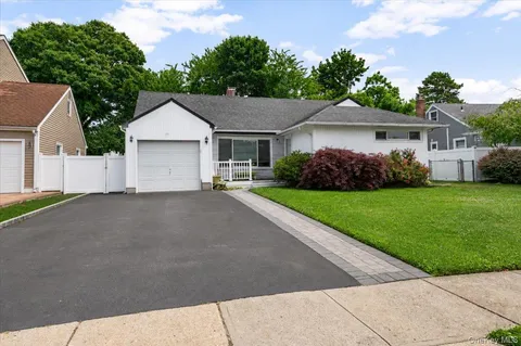 $659,000 | 512 Farm Ranch Road East, Bethpage, NY 11714