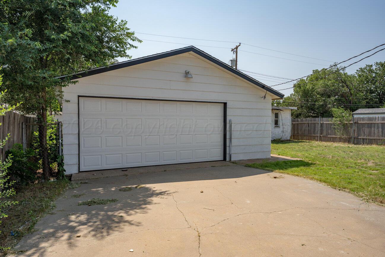 5013 South Bowie Street Amarillo, TX 79110 - Photo 4 of 43 Garage