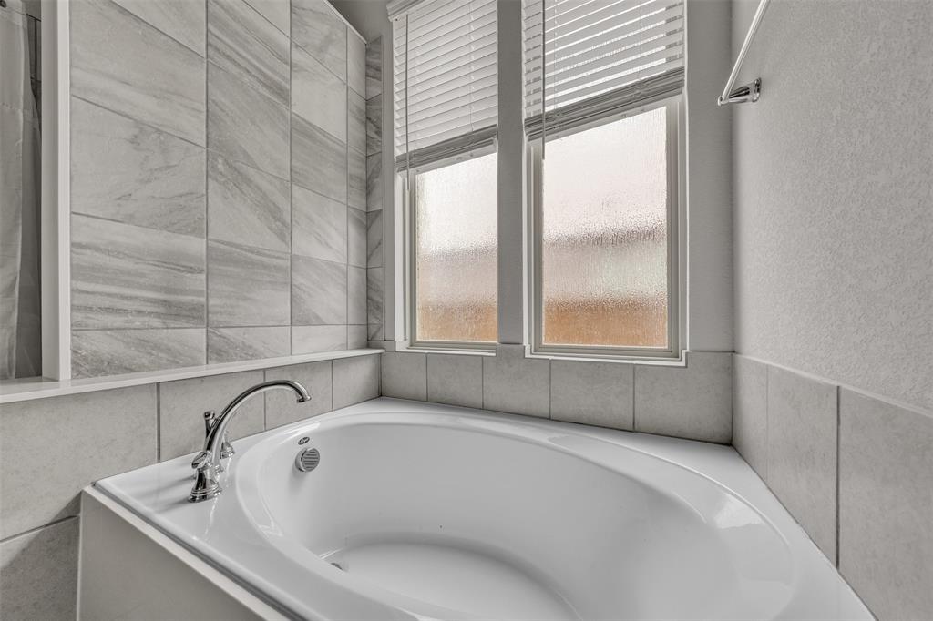 1802 Graham Way Mansfield, TX 76063 - Photo 20 of 38 a bathroom with a bathtub and window