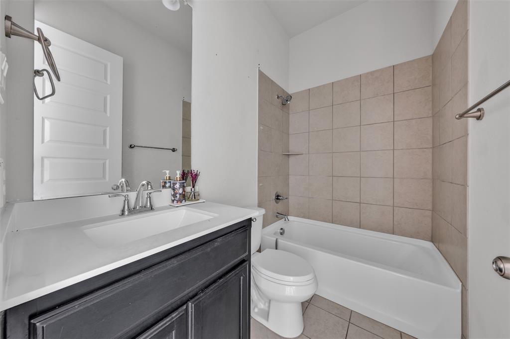 1802 Graham Way Mansfield, TX 76063 - Photo 7 of 38 a bathroom with a sink a toilet and bathtub