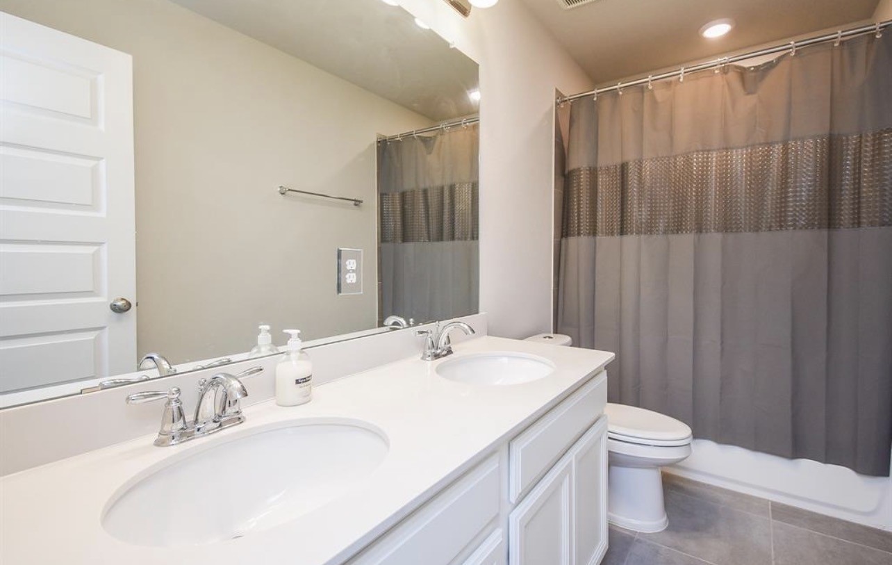6927 Ventura Drive Rosharon, TX 77583 - Photo 11 of 20
Well-maintained secondary bathroom offering a functional layout with neutral finishes. Conveniently located to serve additional bedrooms and common areas, providing comfort and ease for everyday use.