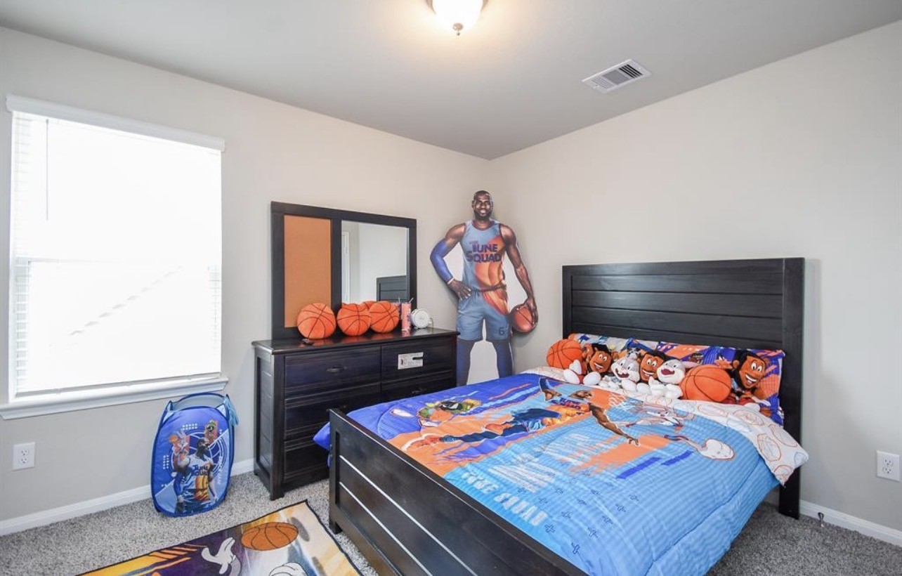 6927 Ventura Drive Rosharon, TX 77583 - Photo 14 of 20 Fourth bedroom featuring a functional layout with natural light and neutral finishes. Ideal for a guest room, child’s bedroom, or home office, offering flexibility to suit a variety of needs.