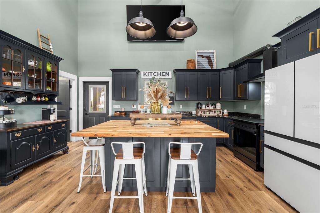 23220 Northwest 27 Street Morriston, FL 32668 - Photo 5 of 44 a kitchen with a dining table and chairs