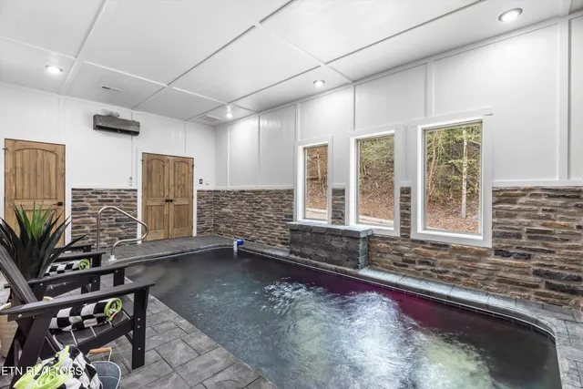 $975,000 | 2107 Vly Crk Way, Pigeon Forge, TN 37862