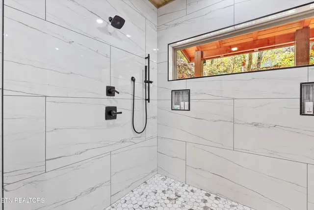 $975,000 | 2107 Vly Crk Way, Pigeon Forge, TN 37862