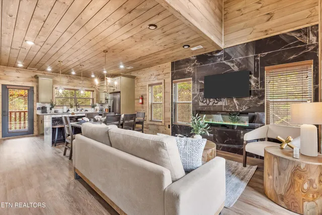 $975,000 | 2107 Vly Crk Way, Pigeon Forge, TN 37862