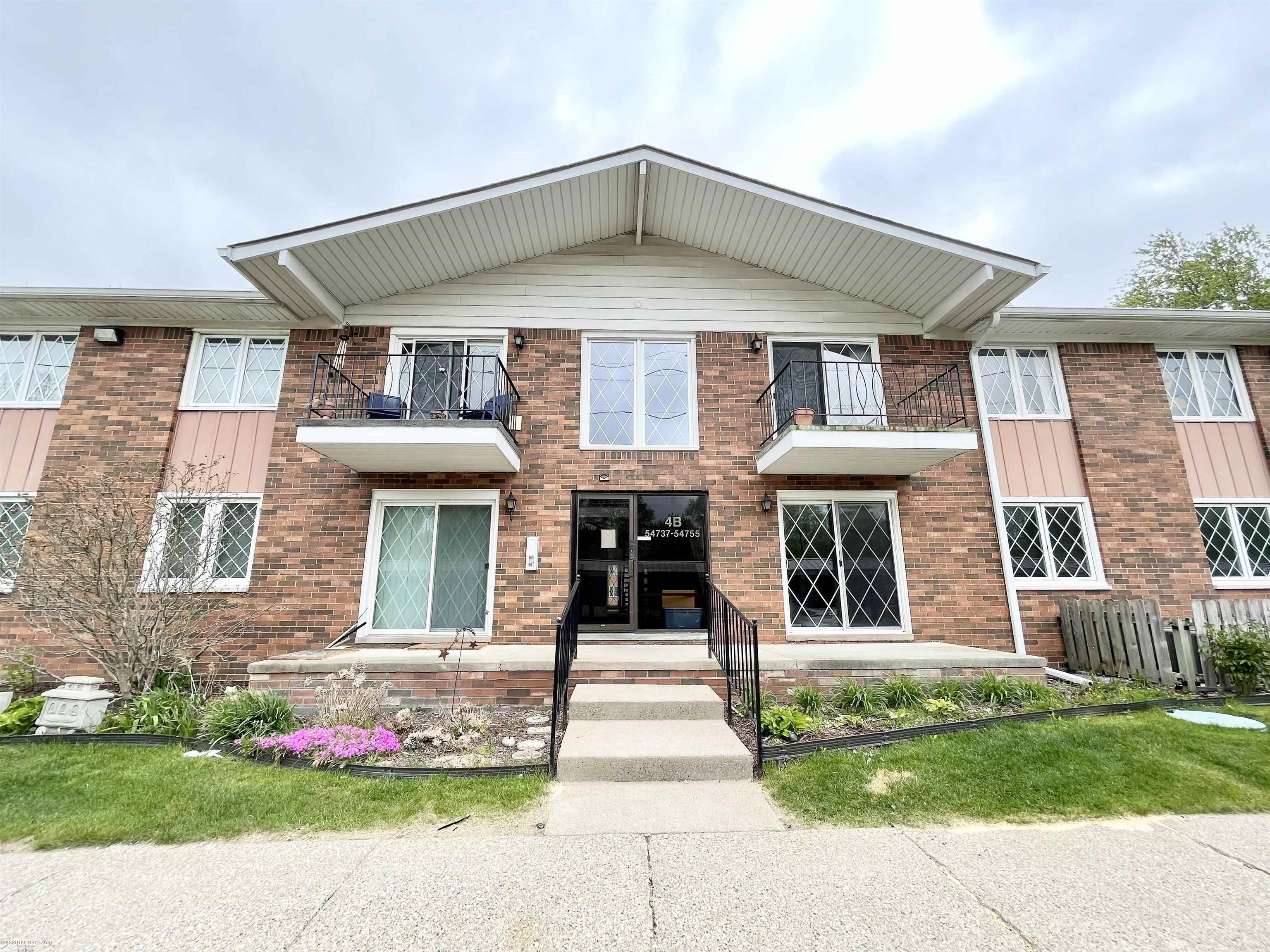 54749 Shelby Road, Unit 65 / 4 Utica, MI 48316 - Photo 1 of 28