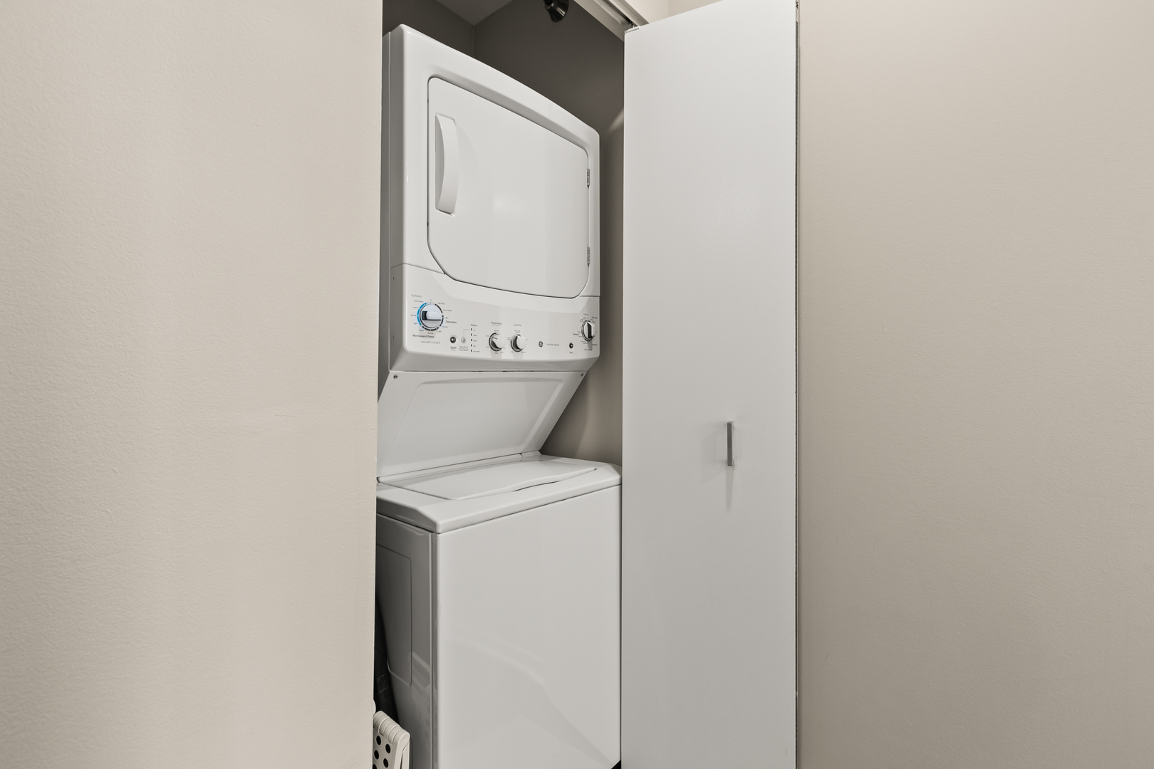 400 North LaSalle Drive, Unit 2002 Chicago, IL 60654 - Photo 21 of 30 a utility room with dryer and washer