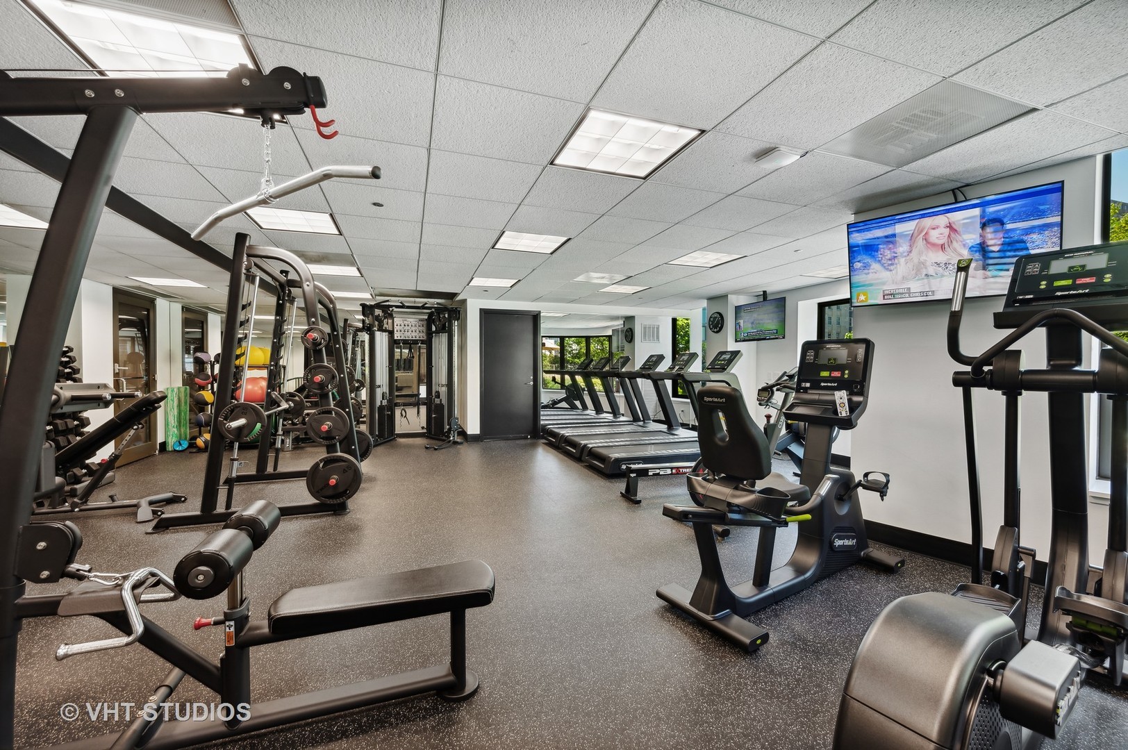 400 North LaSalle Drive, Unit 2002 Chicago, IL 60654 - Photo 24 of 30 a view of a room with gym equipment