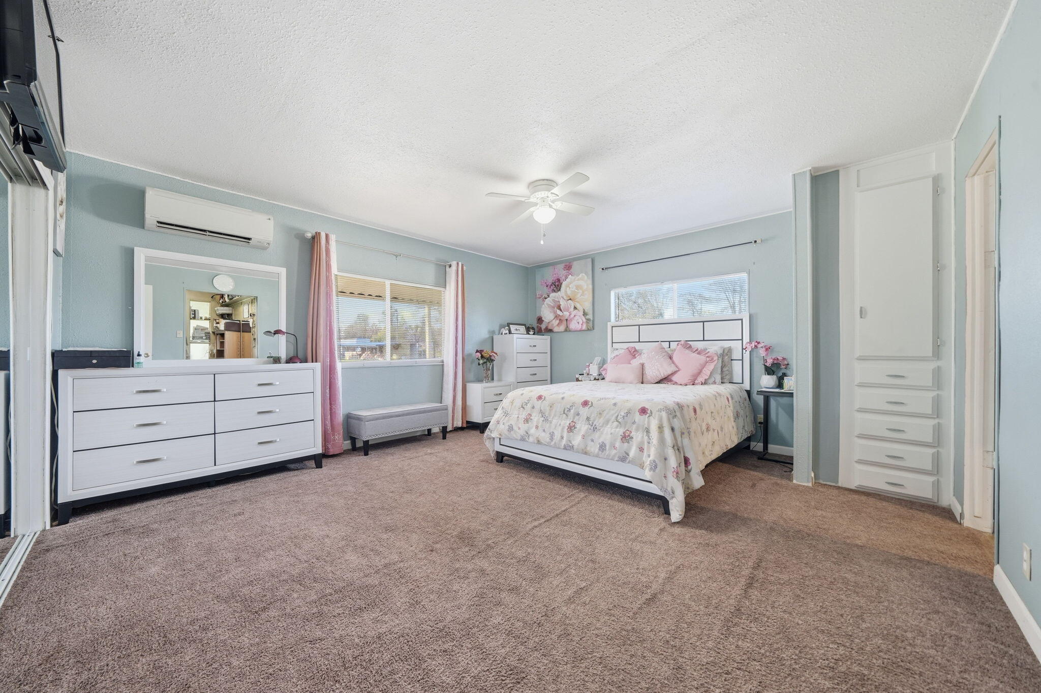 17300 Lassen Avenue Anderson, CA 96007 - Photo 11 of 34 a bedroom with a large bed and a dresser