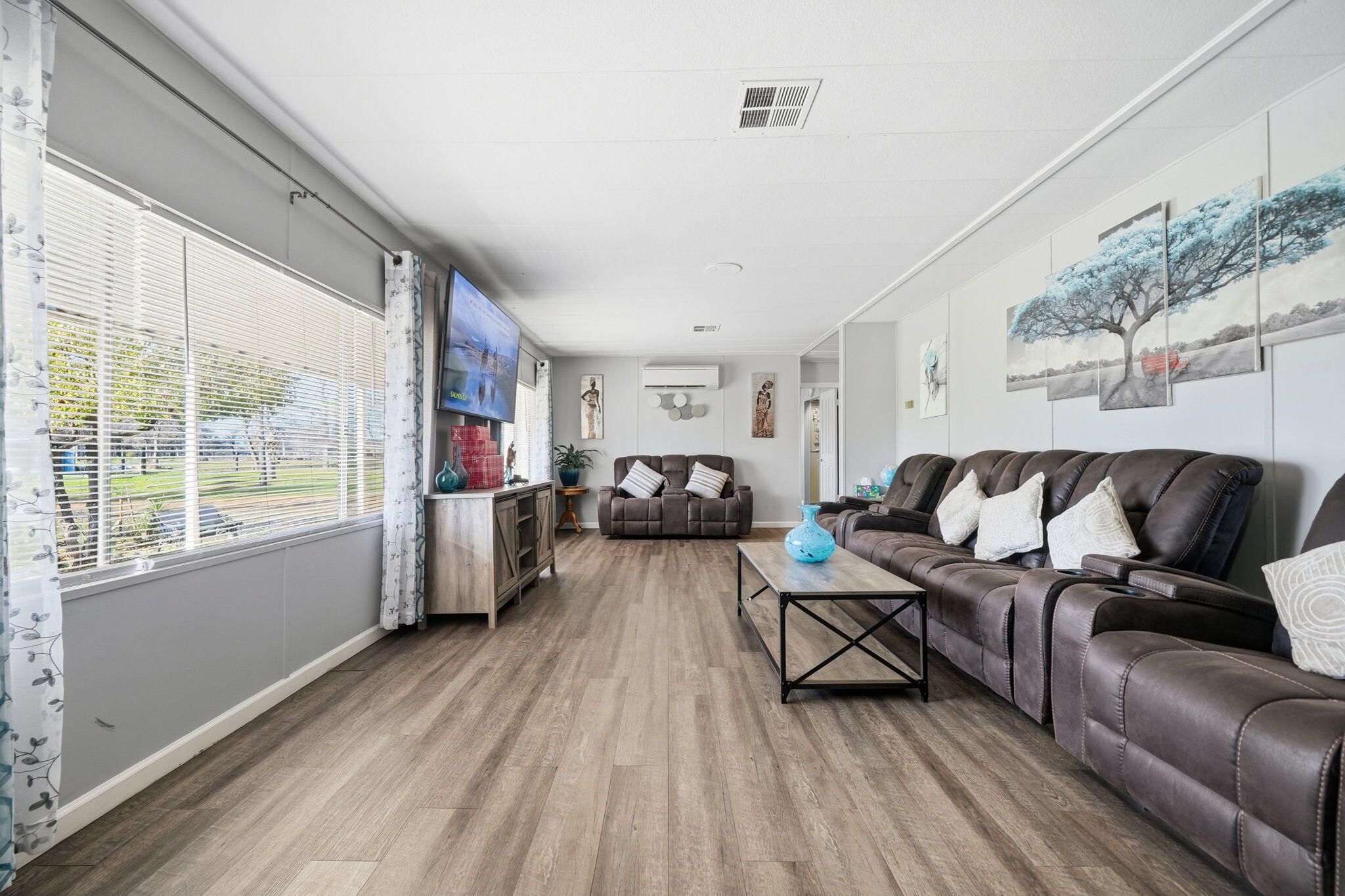 17300 Lassen Avenue Anderson, CA 96007 - Photo 5 of 34 a living room with furniture and a large window