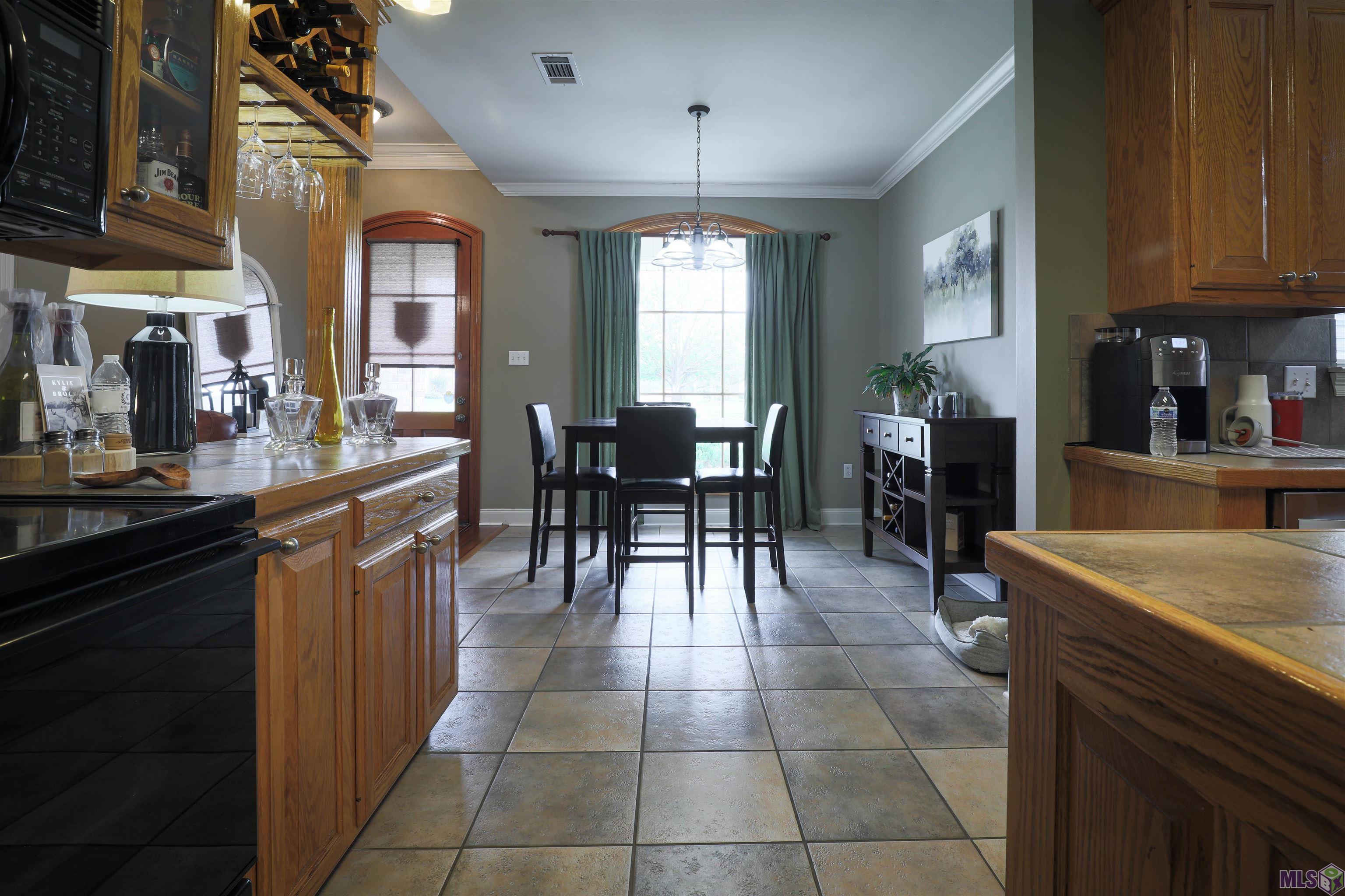 10652 Springglen Court Baton Rouge, LA 70810 - Photo 4 of 9 Kitchen and Dining