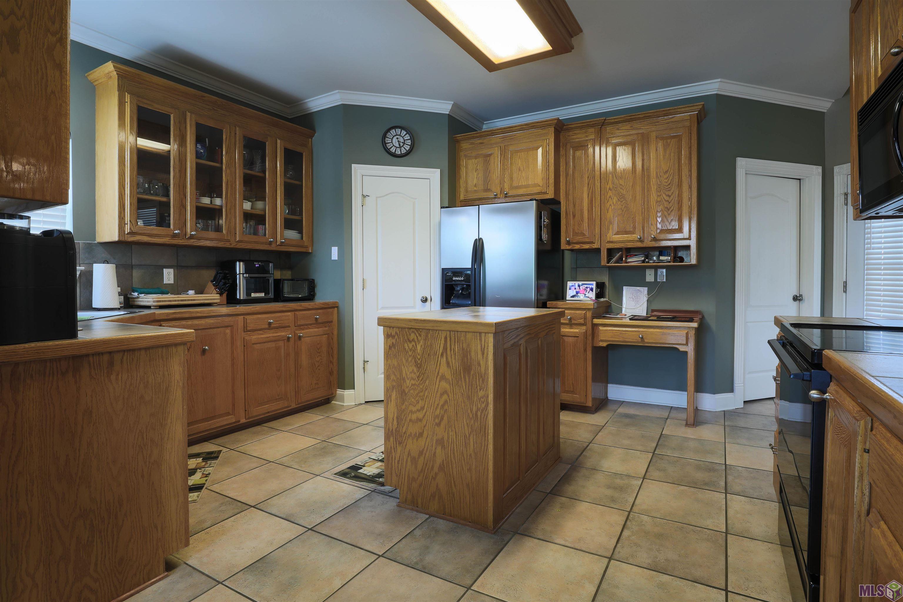 10652 Springglen Court Baton Rouge, LA 70810 - Photo 5 of 9 Kitchen & Island