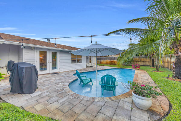 102 Pineview Road Jupiter, FL 33469 - Photo 30 of 34 a view of a house with backyard and sitting area