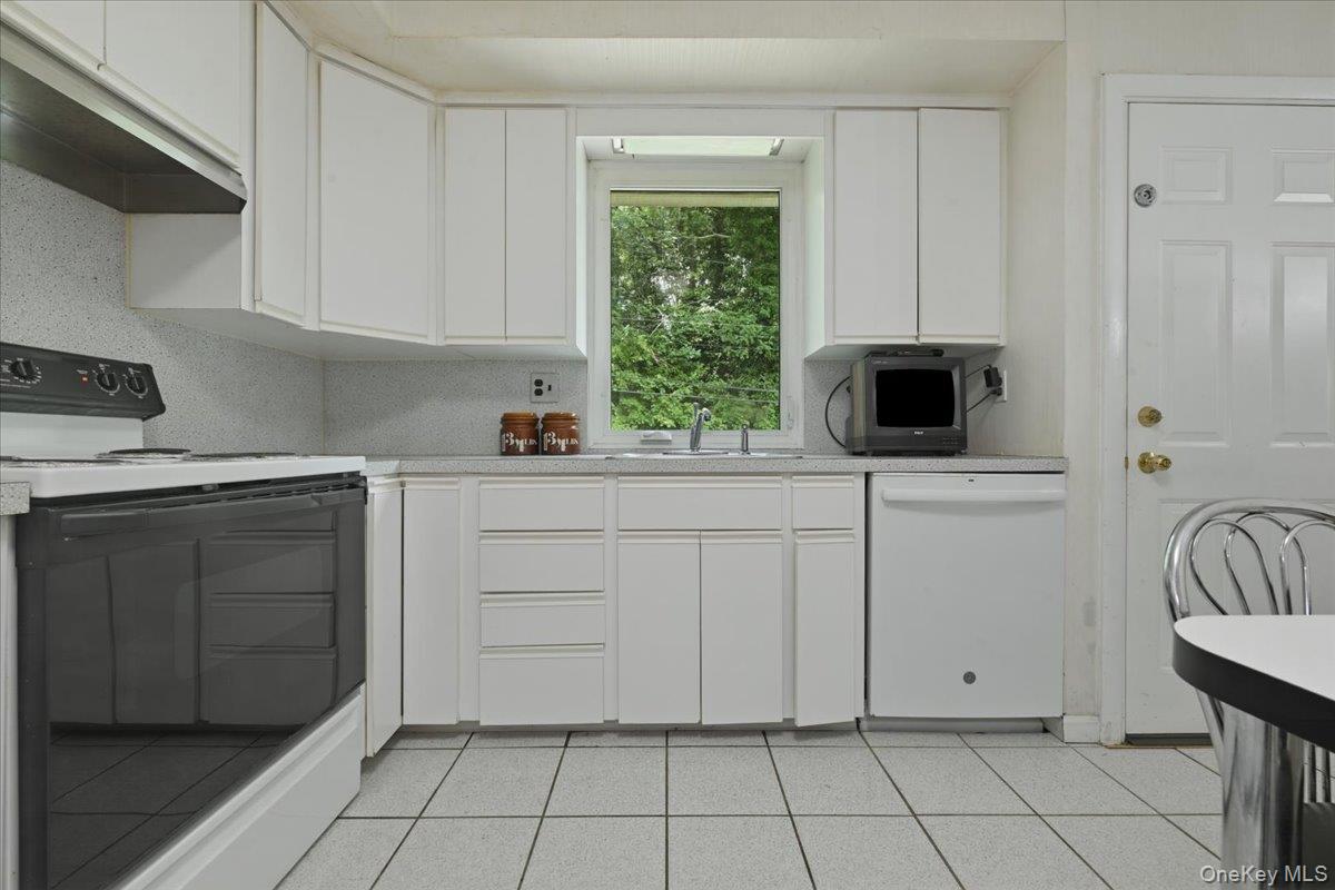 578 Richmond Road East Meadow, NY 11554 - Photo 18 of 33
