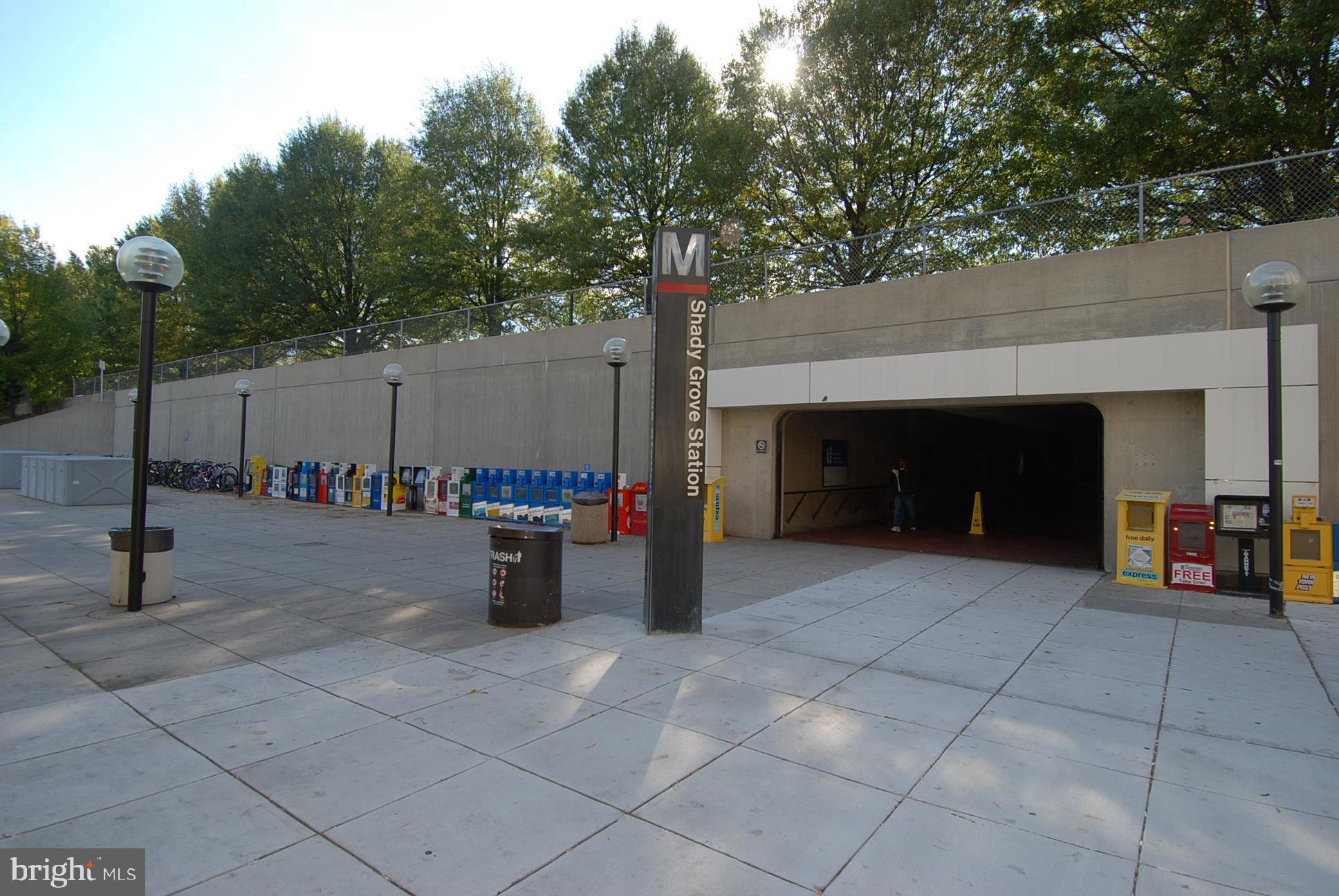 1004 Gaither Road Rockville, MD 20850 - Photo 4 of 34 a view of a terrace with a sitting area